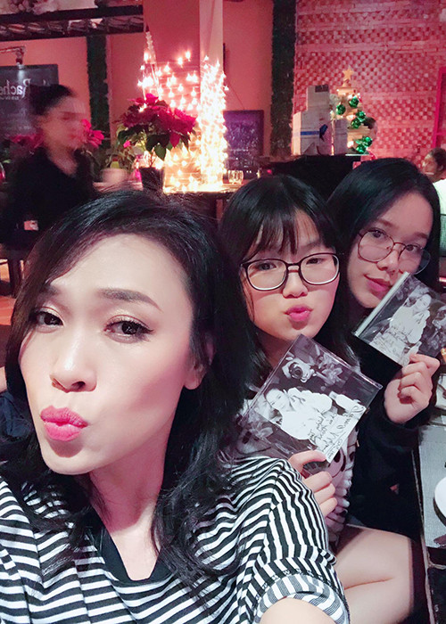 Mỹ Tâm chụp ảnh selfie cùng người hâm mộ.