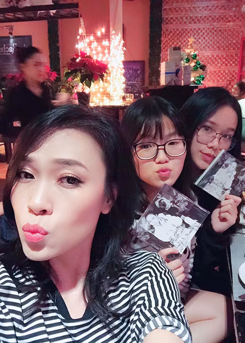 Mỹ Tâm chụp ảnh selfie cùng người hâm mộ.