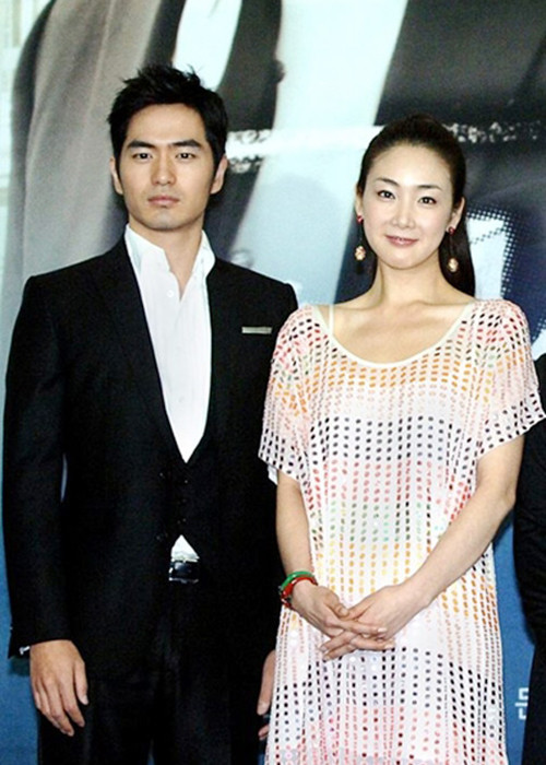 Choi Ji Woo từng hẹn hò nam diễn viên kém cô 6 tuổi tên Lee Jin Wook. Đây là lần đầu tiên nữ diễn viên công khai chuyện tình cảm.