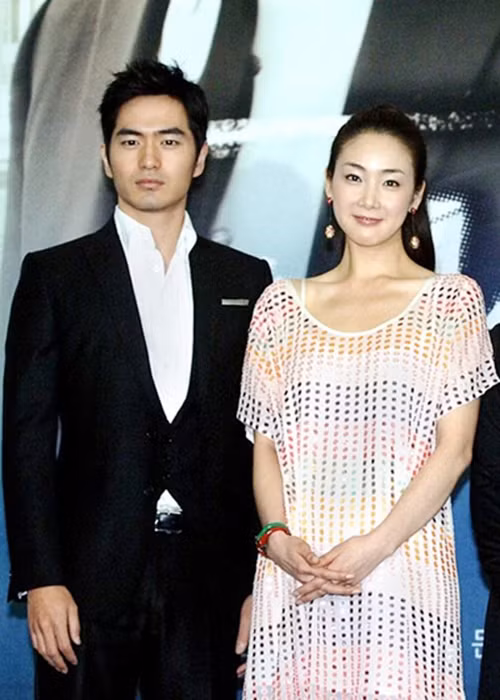 Choi Ji Woo từng hẹn hò nam diễn viên kém cô 6 tuổi tên Lee Jin Wook. Đây là lần đầu tiên nữ diễn viên công khai chuyện tình cảm.