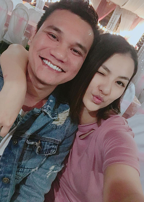 Hồng Quế nhắn nhủ Khắc Việt: “Cho dù thế nào em vẫn là em gái của anh. Và dù có ra sao anh vẫn dang tay đón em về. Giờ thì anh trai của em đã có hậu phương vững chắc rồi. Chúc anh mãi luôn hạnh phúc. Vì khi anh hạnh phúc bọn em mới hạnh phúc được”.