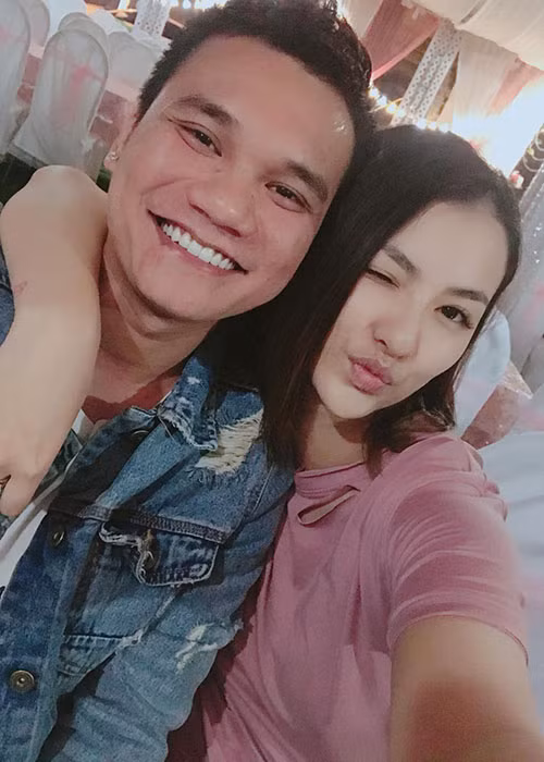 Hồng Quế nhắn nhủ Khắc Việt: “Cho dù thế nào em vẫn là em gái của anh. Và dù có ra sao anh vẫn dang tay đón em về. Giờ thì anh trai của em đã có hậu phương vững chắc rồi. Chúc anh mãi luôn hạnh phúc. Vì khi anh hạnh phúc bọn em mới hạnh phúc được”.