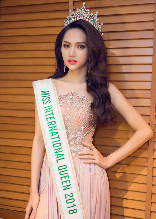 Hương Giang diện bộ đầm lộng lẫy, đội vương miện. Ảnh: FBNV