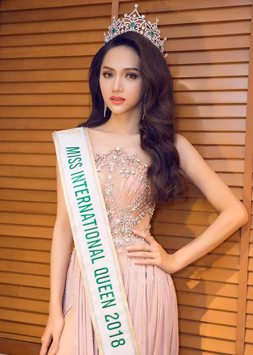 Hương Giang diện bộ đầm lộng lẫy, đội vương miện. Ảnh: FBNV