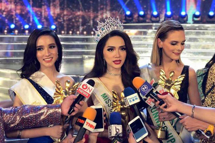 Tân Hoa hậu Chuyển giới Quốc tế Hương Giang tự tin trả lời báo chí truyền thông bằng tiếng Anh trong đêm chung kết. Ảnh: FBNV