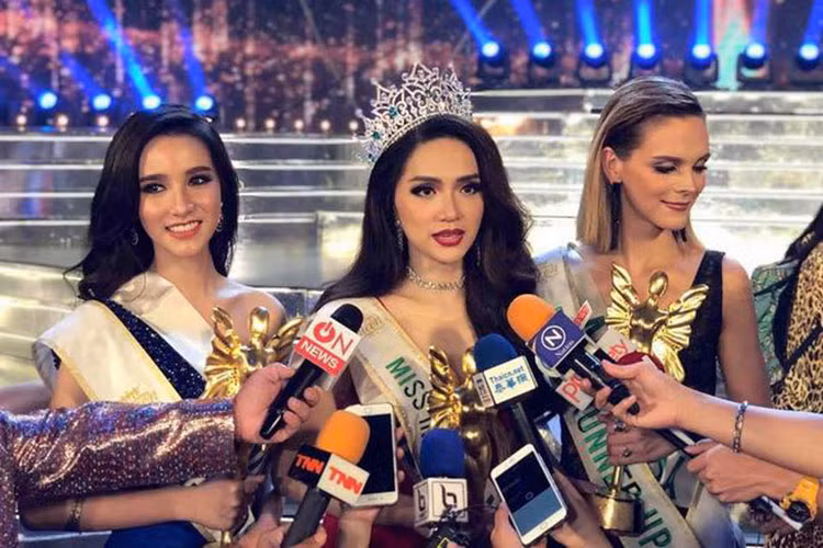 Tân Hoa hậu Chuyển giới Quốc tế Hương Giang tự tin trả lời báo chí truyền thông bằng tiếng Anh trong đêm chung kết. Ảnh: FBNV