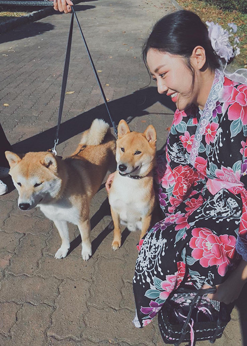 Nữ ca sĩ mỉm cười hạnh phúc trong chuyến du lịch Nhật Bản.