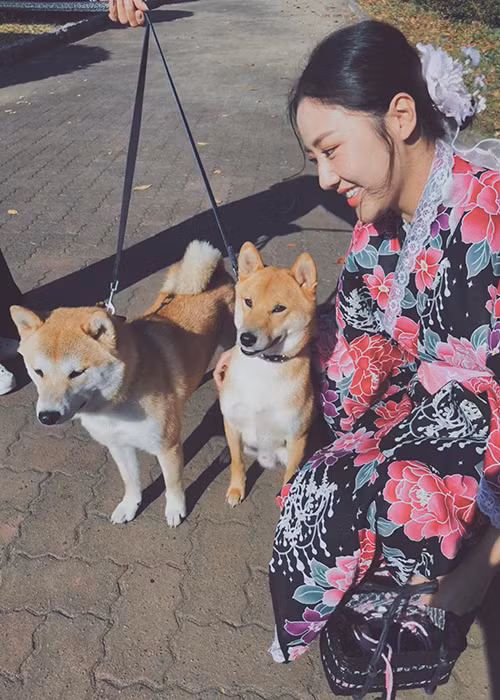 Nữ ca sĩ mỉm cười hạnh phúc trong chuyến du lịch Nhật Bản.