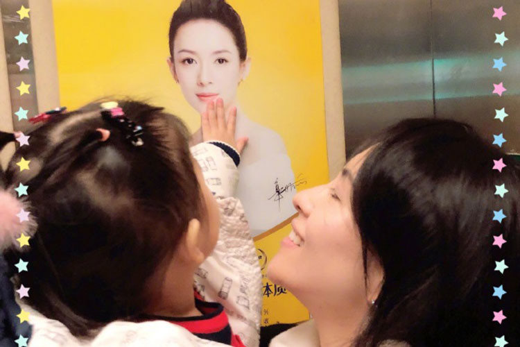 Là con gái của Chương Tử Di, bé Tỉnh Tỉnh được dân mạng chú ý. Ảnh: Weibo.