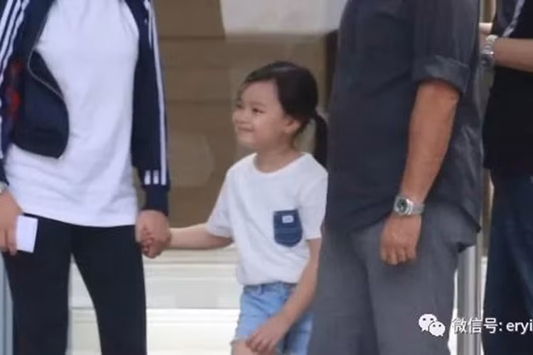 Bé Hannah Lưu Hướng Huệ là con gái của Lưu Đức Hoa và Chu Lệ Thiên. Ảnh: QQ