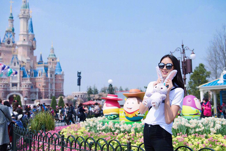 Trong chuyến đi chơi, Trương Tử Lâm diện trang phục trẻ trung, năng động. Ảnh: Sina