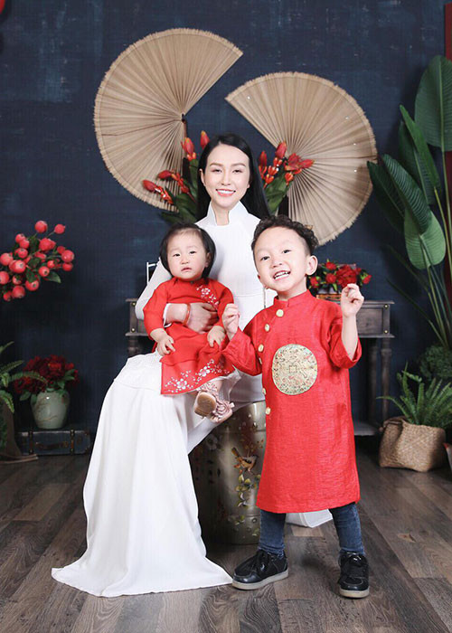 Bà xã của Tuấn Hưng chụp ảnh bên hai con.