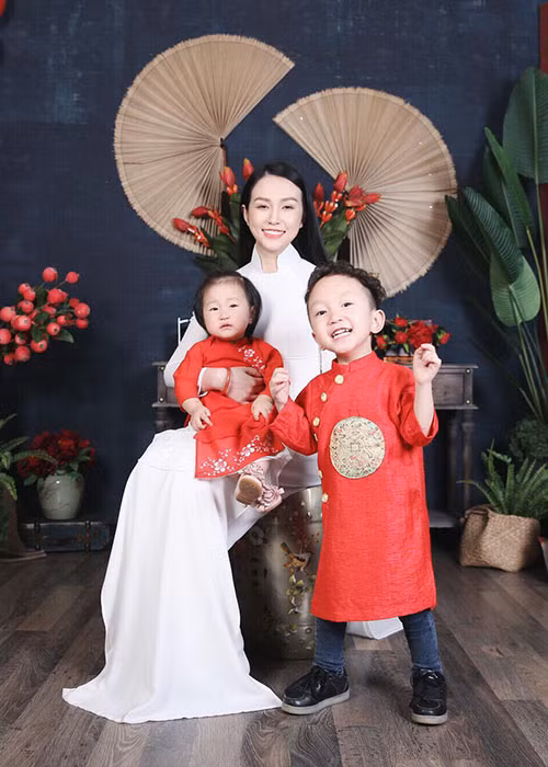 Bà xã của Tuấn Hưng chụp ảnh bên hai con.