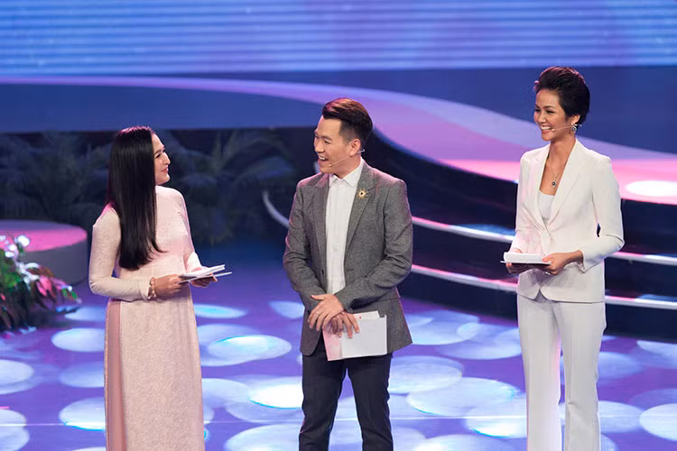 H’Hen Niê dẫn chương trình cùng ca sĩ Hồ Trung Dũng và MC Quỳnh Hương.