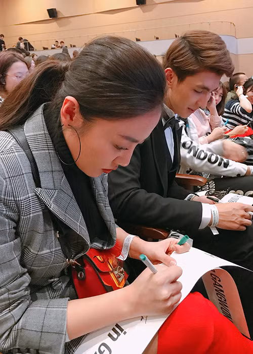 Văn Mai Hương - Bình An tham gia buổi họp fans của Lee Dong Wook. “Người đâu mà đẹp trai, dễ thương, thân thiện lại còn rất điềm đạm. Anh bảo anh đang ốm xong trên đường tới concert xe bị hỏng chứ thương ghê cơ”, Văn Mai Hương tiết lộ.