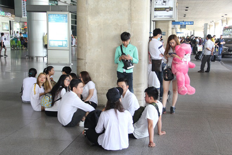 Tuy chuyến bay bị delay đến 1 tiếng nhưng người hâm mộ của Hương Giang vẫn kiên nhẫn chờ đợi.