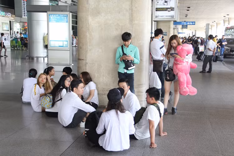 Tuy chuyến bay bị delay đến 1 tiếng nhưng người hâm mộ của Hương Giang vẫn kiên nhẫn chờ đợi.