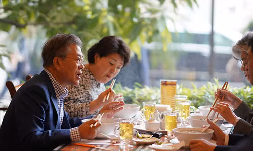 Ngài Tổng thống vừa ăn và vừa trò chuyện với Đại sứ Hàn Quốc tại Việt Nam Lee Hyuk - Ảnh: NGUYỄN KHÁNH