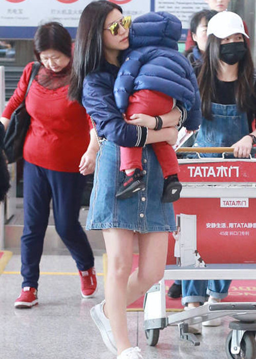 Con trai của Trần Nghiên Hy ngủ say sưa trên vai mẹ.