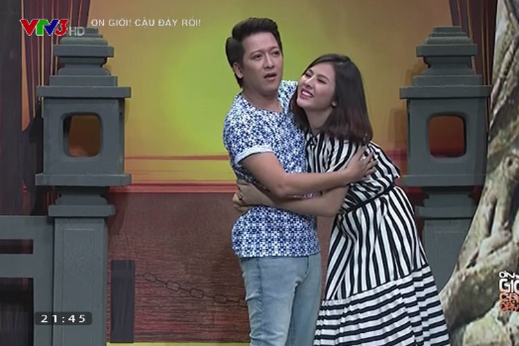 Cũng trong trong "Ơn giời, cậu đây rồi", khi diễn chung với Vân Trang, Trường Giang chủ động ôm bạn diễn nữ. Ảnh: Chụp màn hình