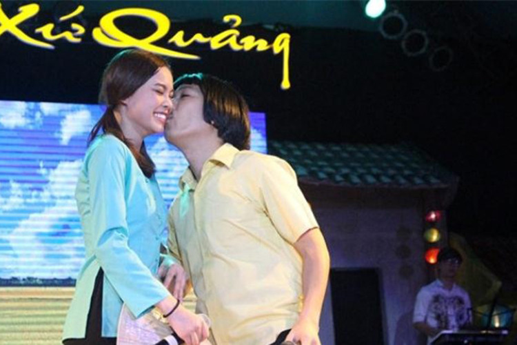 Trường Giang hôn má Giang Hồng Ngọc trong liveshow của mình. Ảnh: VTC