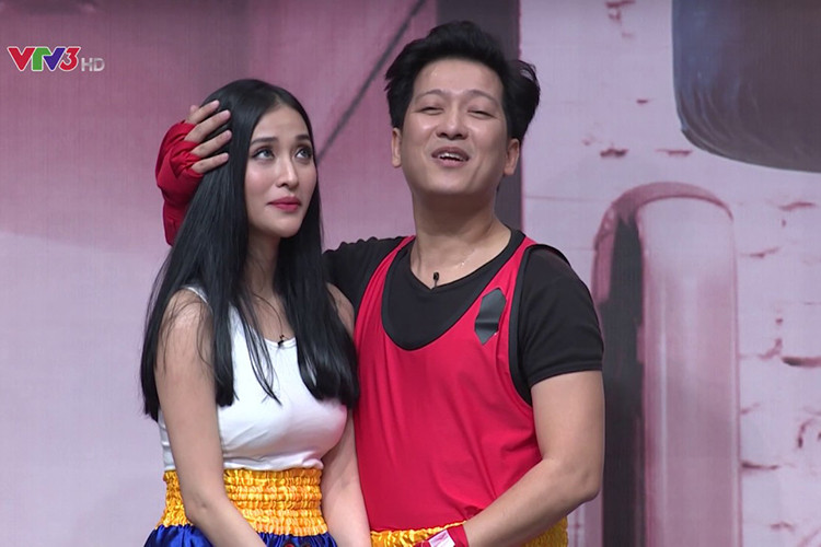 Tại "Ơn giời, cậu đây rồi", Trường Giang liên tục bị nhắc nhở vì ôm hôn bạn diễn. Ảnh: VTV