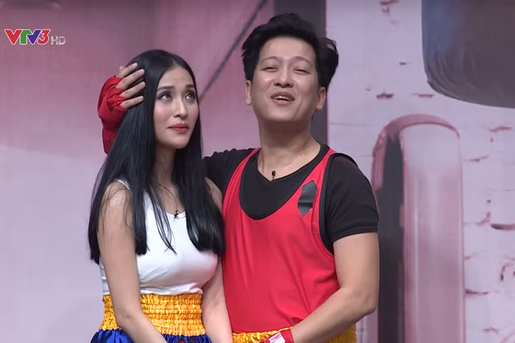 Tại "Ơn giời, cậu đây rồi", Trường Giang liên tục bị nhắc nhở vì ôm hôn bạn diễn. Ảnh: VTV