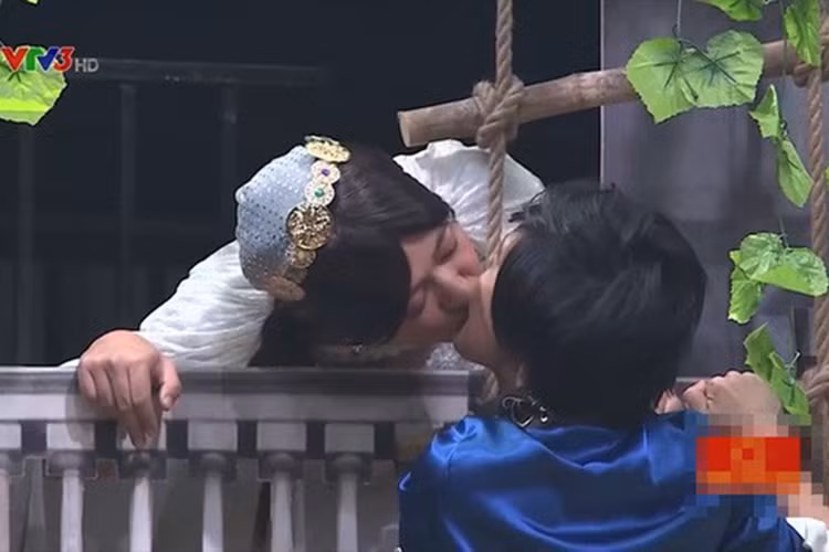 Kathy Uyên cũng từng là khách mời của "Ơn giời, cậu đây rồi" mà bị Trường Giang đẩy vào tình huống phải hôn. Ảnh: VTV