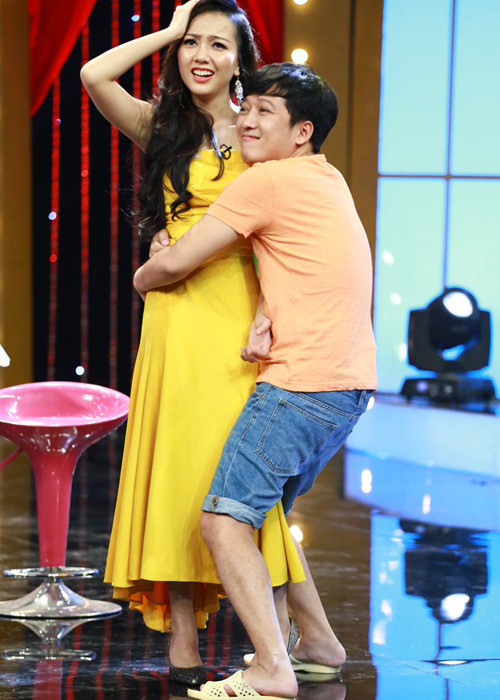 Chàng hề xứ Quảng ôm chặt Băng Di khi cả hai đóng vai hai mẹ con. Ảnh: Khám phá