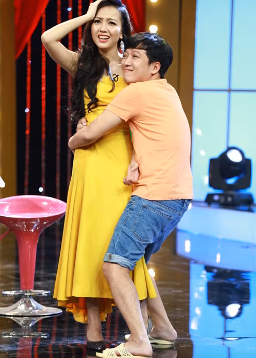 Chàng hề xứ Quảng ôm chặt Băng Di khi cả hai đóng vai hai mẹ con. Ảnh: Khám phá