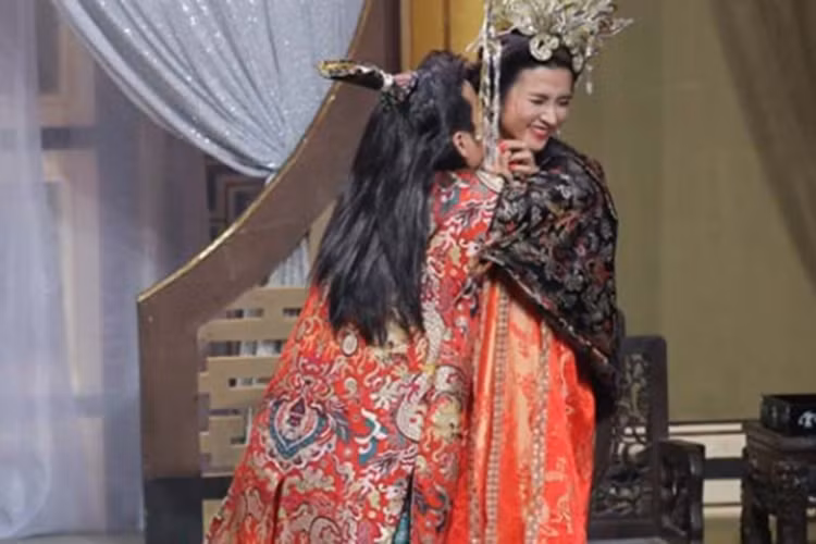 Trong "Ơn giời, cậu đây rồi", Trường Giang khiến Kim Tuyến bối rối bởi những hành động ôm, hôn. Ảnh: Dân Việt