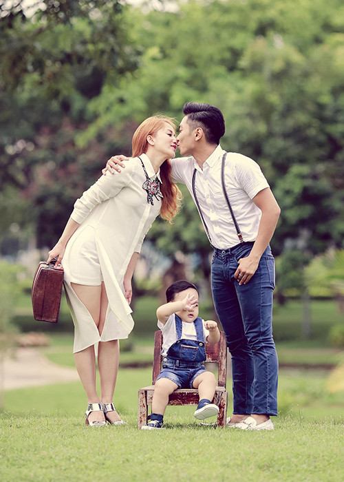 Phan Hiển gửi lời chúc sinh nhật ngọt ngào đến Khánh Thi: “Hôm nay là một ngày đặc biệt, là ngày mà một thiên thần xinh đẹp đã có mặt trên thế giới cách đây 36 năm. Để anh nói với em điều này nhé! Em là 1 người đáng yêu nhất trong những người đáng yêu, 1 người đáng tin cậy nhất trong những người đáng tin và là 1 người đặc biệt nhất mà anh từng gặp. Anh chúc em tuổi mới ngày càng xinh đẹp “dã man”, thông minh “khủng khiếp”, ngày càng vui vẻ, sinh đẻ thành công và đừng bao giờ rời xa anh nhé”.