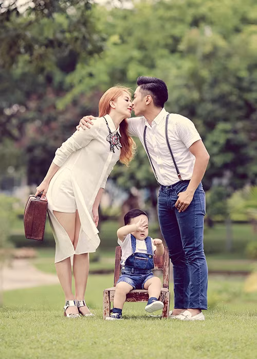 Phan Hiển gửi lời chúc sinh nhật ngọt ngào đến Khánh Thi: “Hôm nay là một ngày đặc biệt, là ngày mà một thiên thần xinh đẹp đã có mặt trên thế giới cách đây 36 năm. Để anh nói với em điều này nhé! Em là 1 người đáng yêu nhất trong những người đáng yêu, 1 người đáng tin cậy nhất trong những người đáng tin và là 1 người đặc biệt nhất mà anh từng gặp. Anh chúc em tuổi mới ngày càng xinh đẹp “dã man”, thông minh “khủng khiếp”, ngày càng vui vẻ, sinh đẻ thành công và đừng bao giờ rời xa anh nhé”.