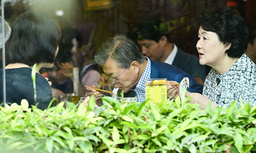 "Tại Hàn Quốc cũng có nhiều cửa hàng bán phở Việt, nhưng hương vị Phở tại đây đặc biệt và ngon hơn" một thành viên trong đoàn cấp cao Hàn Quốc sau khi dùng phở cho biết - Ảnh: NGUYỄN KHÁNH "Tại Hàn Quốc cũng có nhiều cửa hàng bán phở Việt, nhưng hương vị Phở tại đây đặc biệt và ngon hơn" một thành viên trong đoàn cấp cao Hàn Quốc sau khi dùng phở cho biết - Ảnh: NGUYỄN KHÁNH