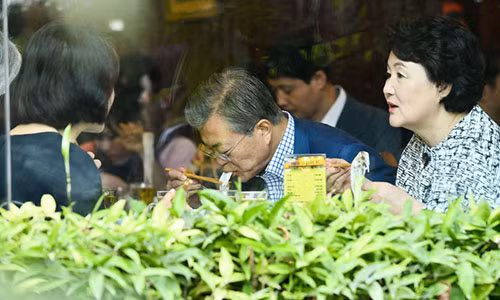 "Tại Hàn Quốc cũng có nhiều cửa hàng bán phở Việt, nhưng hương vị Phở tại đây đặc biệt và ngon hơn" một thành viên trong đoàn cấp cao Hàn Quốc sau khi dùng phở cho biết - Ảnh: NGUYỄN KHÁNH