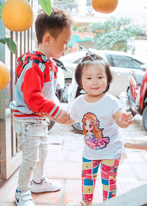 Vợ của Tuấn Hưng chia sẻ: “Hôm nay ngày sinh nhật gái yêu của mẹ, đến giờ phút này đây mẹ vẫn nhớ như in khoảnh khắc khi vừa nghe tiếng khóc của con chào đời. Thấy con khóc nước mắt mẹ cũng chảy theo vì hạnh phúc quá. Giây phút đấy sao mà thiêng liêng thế. Vèo cái con đã 1 tuổi rồi, trộm vía nhìn con người lớn chững chạc lắm rồi nhé. Chúc gái xinh của mẹ hay ăn chóng lớn, biết nghe lời ông bà bố mẹ. Mẹ yêu con và thương con nhiều lắm”.