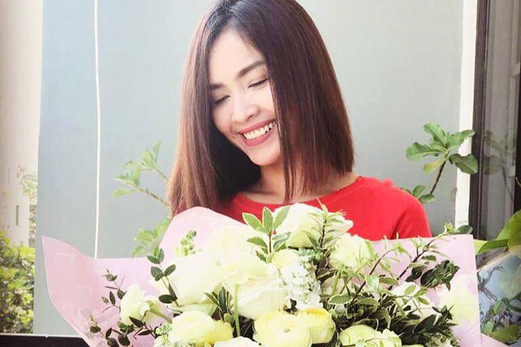 Ái Phương khoe bó hoa lớn nhận được từ ê-kíp của mình nhân ngày Quốc tế Phụ nữ.