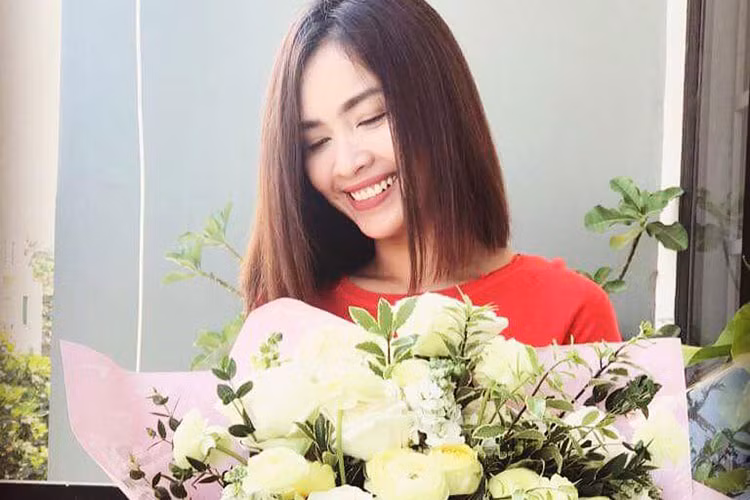 Ái Phương khoe bó hoa lớn nhận được từ ê-kíp của mình nhân ngày Quốc tế Phụ nữ.