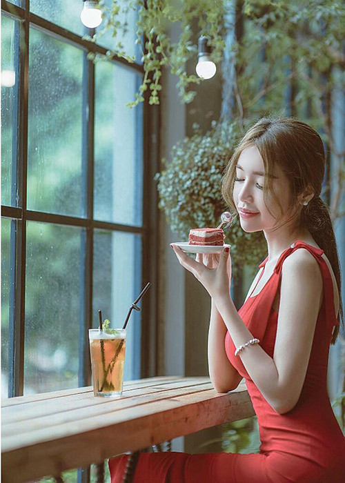 Hot girl sinh năm 1989 cuốn hút ánh nhìn khi diện váy áo khá kín đáo.