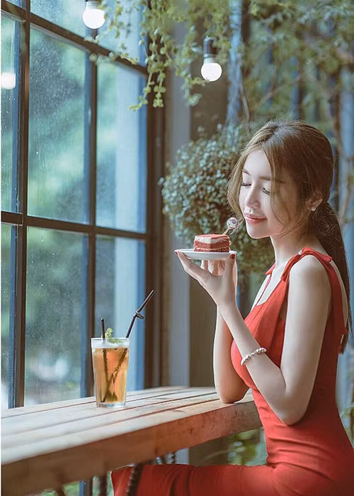 Hot girl sinh năm 1989 cuốn hút ánh nhìn khi diện váy áo khá kín đáo.