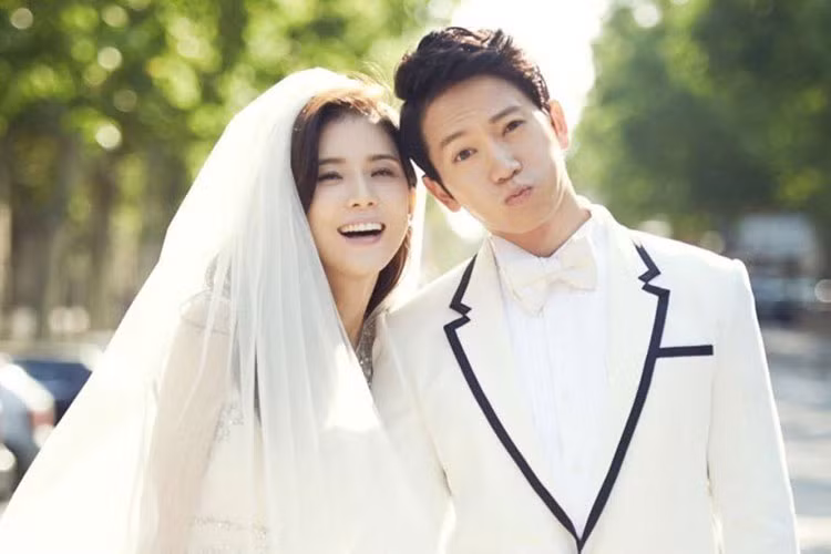 Không chỉ nam diễn viên Song Joong Ki, nhiều sao nam xứ Hàn cũng được mệnh danh là ông chồng quốc dân. Ji Sung là một trong số đó.