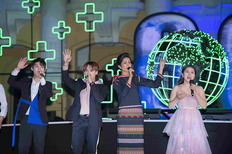 Ngoài vai trò đại sứ, H’Hen Niê còn tham gia biểu diễn ca khúc “Heal the world” cùng ca sĩ Trung Quân, Bảo Trâm.