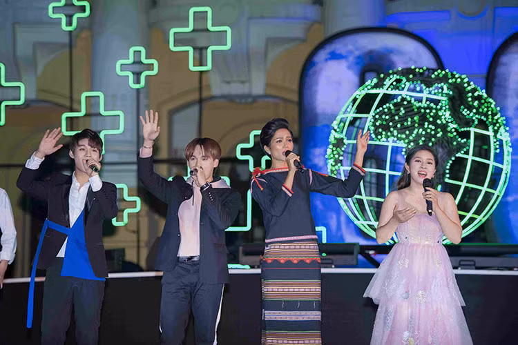 Ngoài vai trò đại sứ, H’Hen Niê còn tham gia biểu diễn ca khúc “Heal the world” cùng ca sĩ Trung Quân, Bảo Trâm.