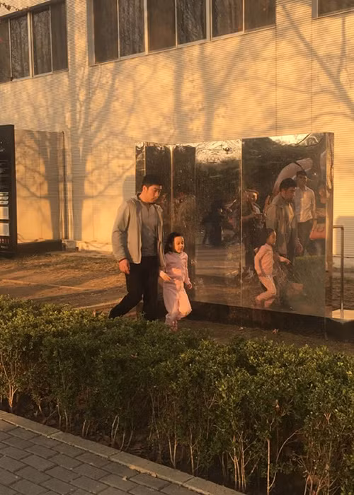 Con gái của Lý Tiểu Lộ diện trang phục thể thao màu hồng.