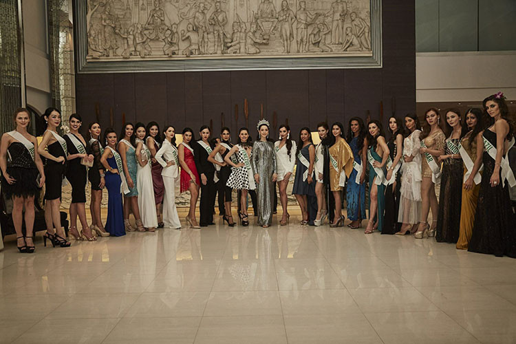 Đại diện Việt Nam cùng 27 người đẹp khác chụp ảnh cùng đương kim Hoa hậu Chuyển giới Quốc tế.