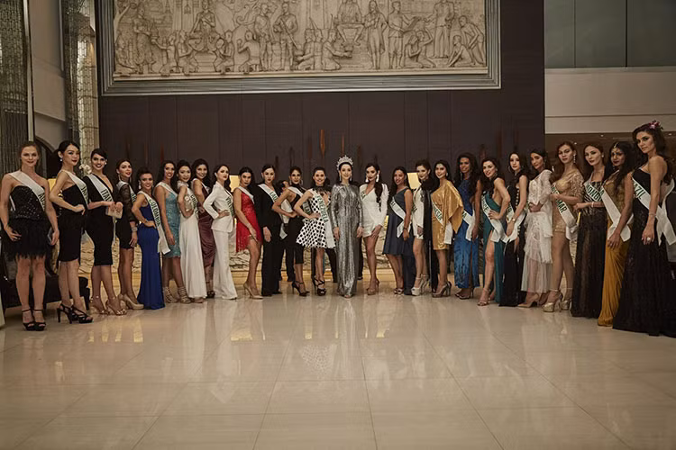 Đại diện Việt Nam cùng 27 người đẹp khác chụp ảnh cùng đương kim Hoa hậu Chuyển giới Quốc tế.