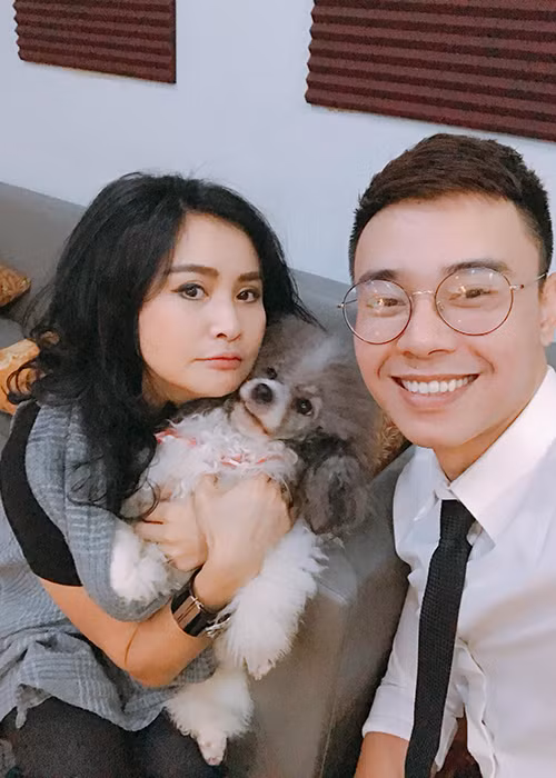 Đông Hùng khen ngợi diva Thanh Lam trẻ trung xinh đẹp và hát hay.