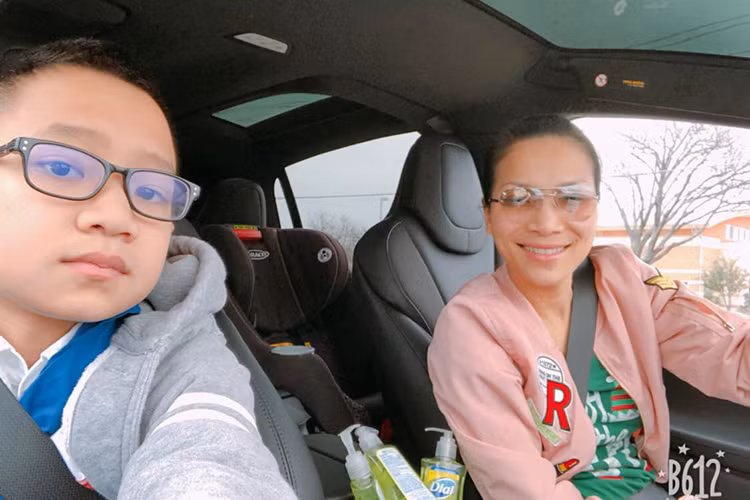 Dù bận rộn với công việc, Hồng Ngọc vẫn dành thời gian lái xe đưa con trai đi học.