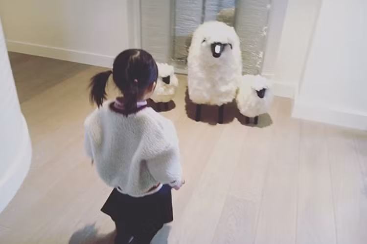 Châu Kiệt Luân khoe ảnh con gái chụp từ đằng sau. Đến nay, vợ chồng anh vẫn chưa công khai ảnh cận mặt con gái. Ảnh: Instagram nhân vật