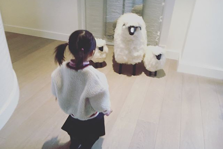 Châu Kiệt Luân khoe ảnh con gái chụp từ đằng sau. Đến nay, vợ chồng anh vẫn chưa công khai ảnh cận mặt con gái. Ảnh: Instagram nhân vật